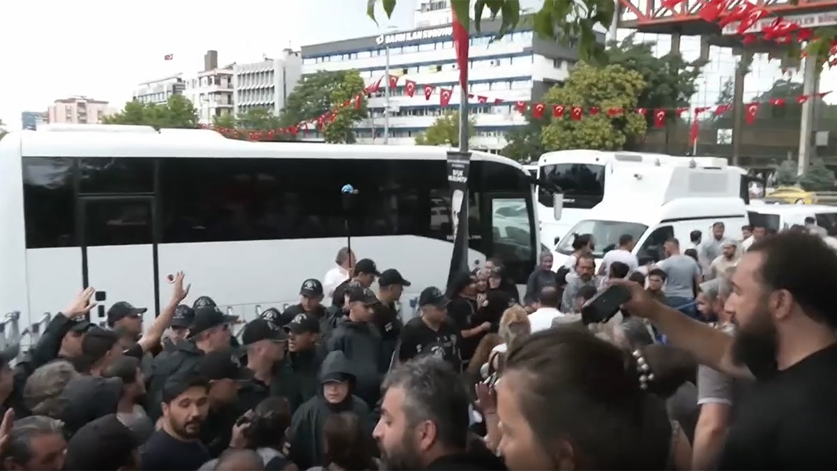 Meclis önünde hayvan hakları savunucularına polis müdahalesi