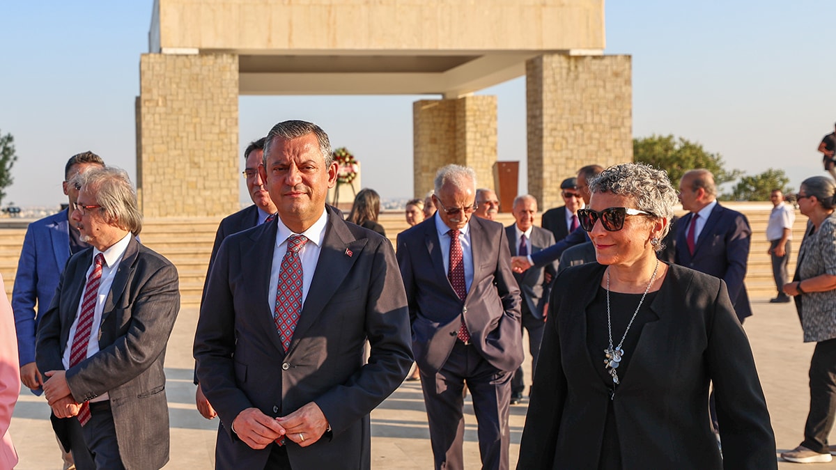 CHP lideri KKTC'de Denktaş ve Küçük'ün anıt mezarlarını ziyaret etti