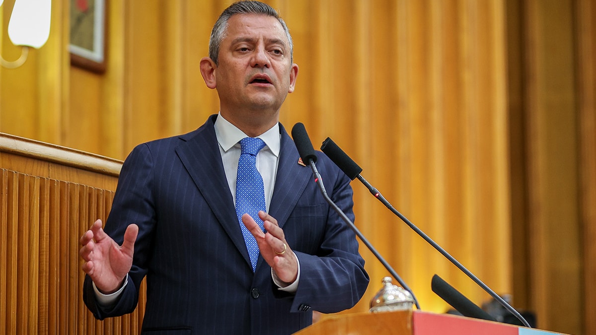 Özel'den çok tartışılan fotoğrafa tepki: El etek öpmesini kabul etmiyoruz