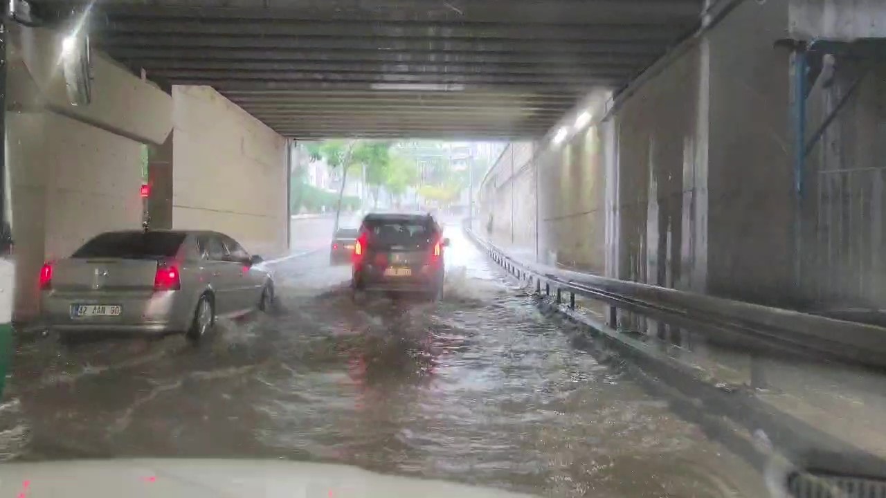 Konya'da sağanak caddeleri göle çevirdi