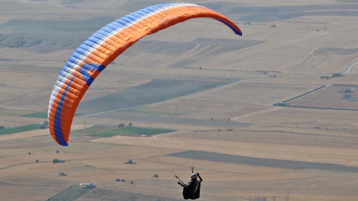 Yamaç paraşütü tutkunlarının yeni gözdesi: Ayaş tepeleri