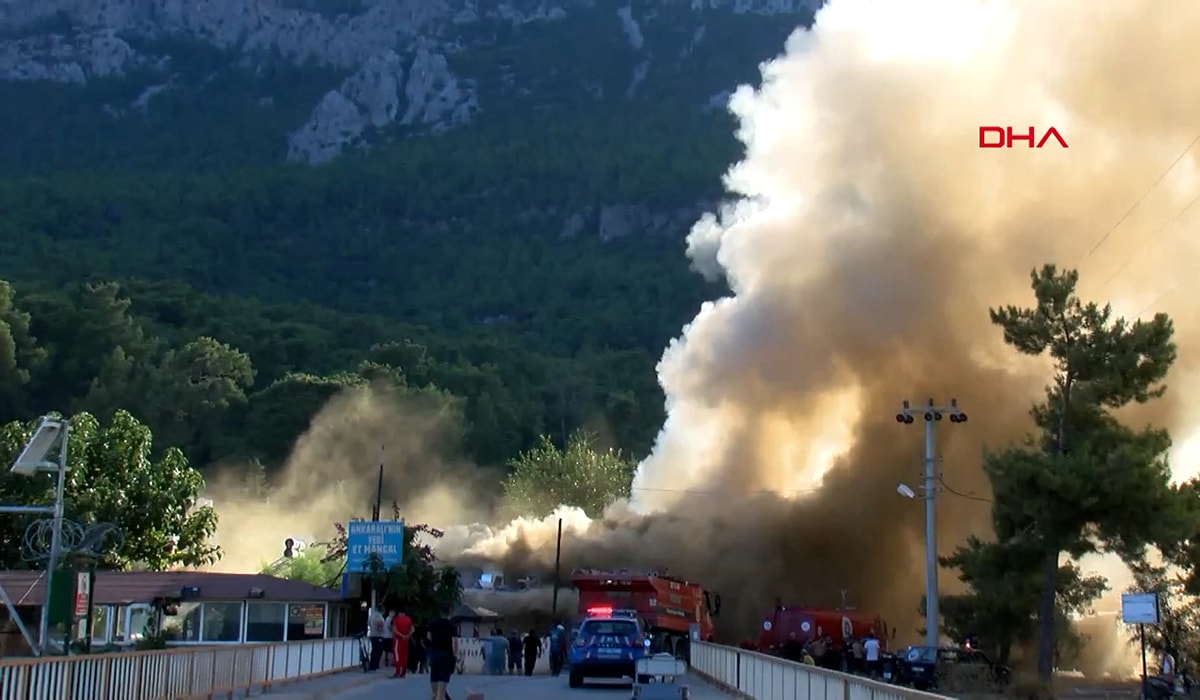 Duvarları elyafla kaplı restoran yangında kül oldu