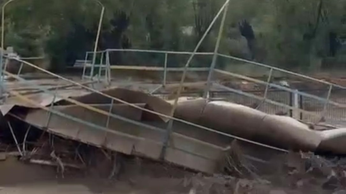 Sağanak etkisini artırdı, köprü yıkıldı