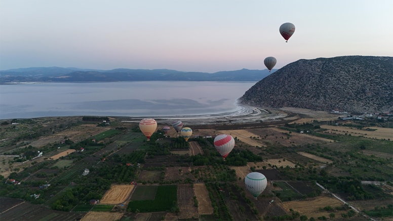 Salda Gölü’nde balon uçuşları başladı
