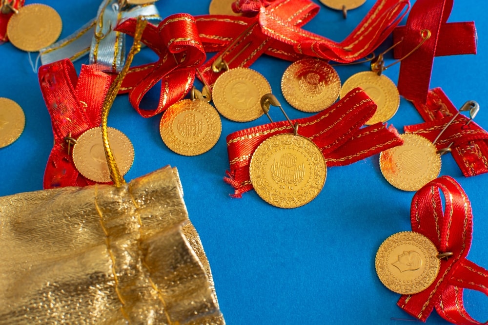 Altın rekor seviyelerden geri çekildi