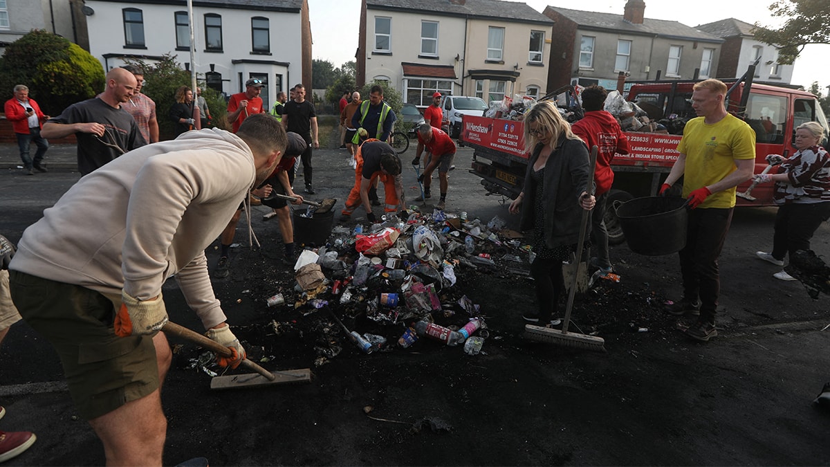 Aşırı sağcılar camiye saldırdı: 53 polis yaralı