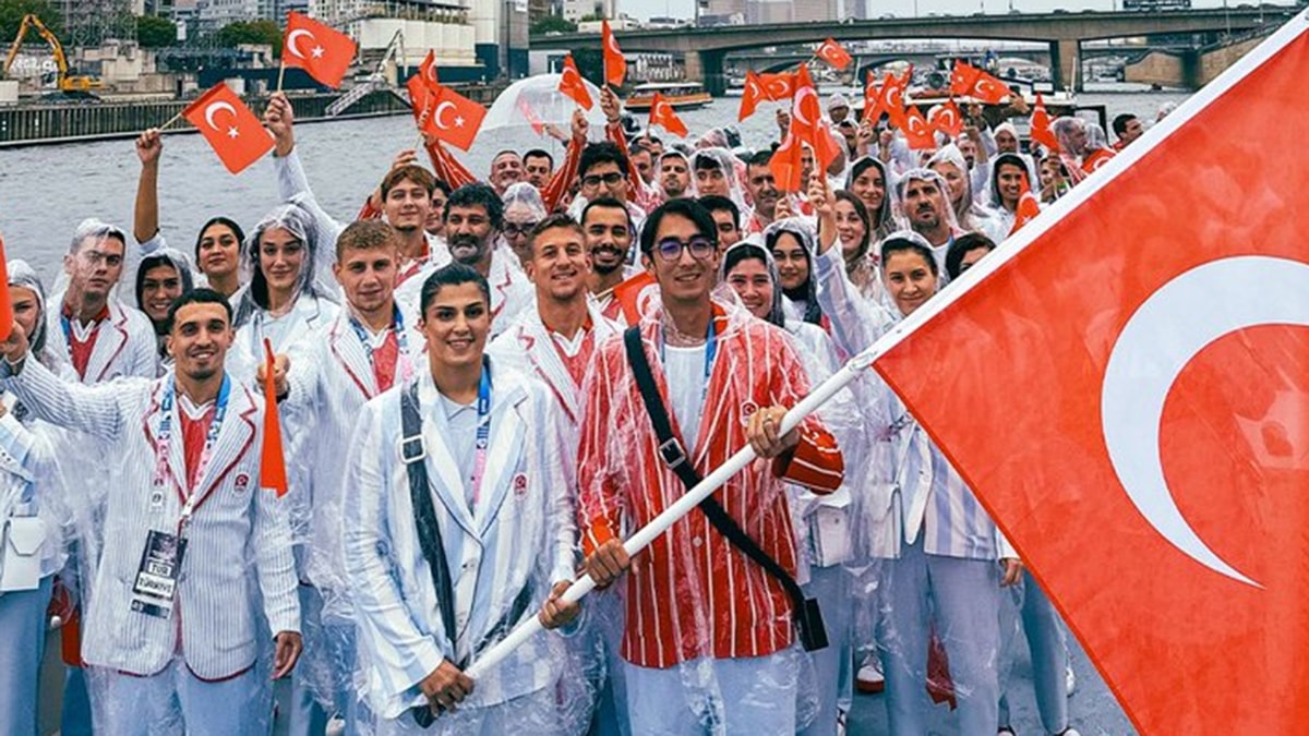 Türkiye'nin Olimpiyat kıyafeti sosyal medyada alay konusu oldu: 'Pijama mı?'