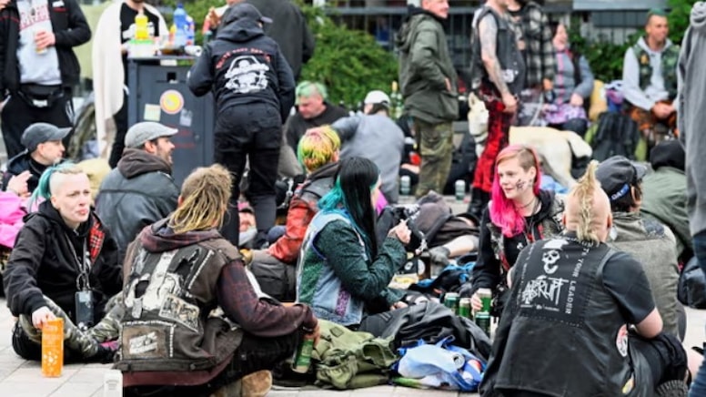Punkçılar, adayı istila etti... Protesto için kamp kurdular