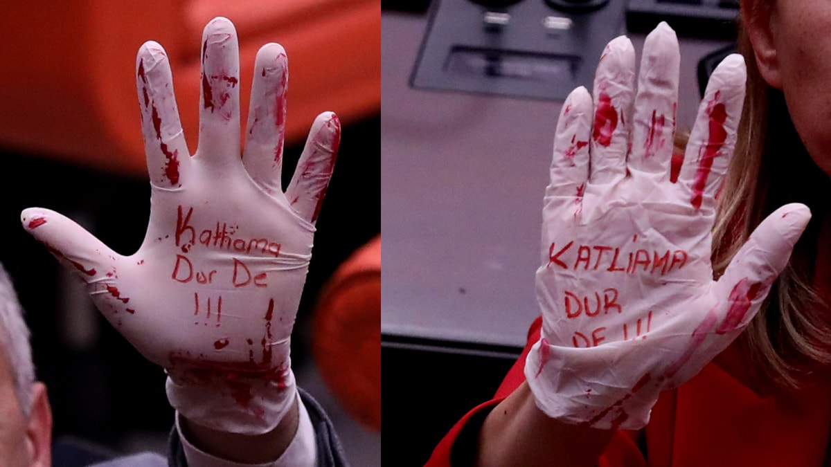 Meclis'te 'kanlı eldivenli' protesto