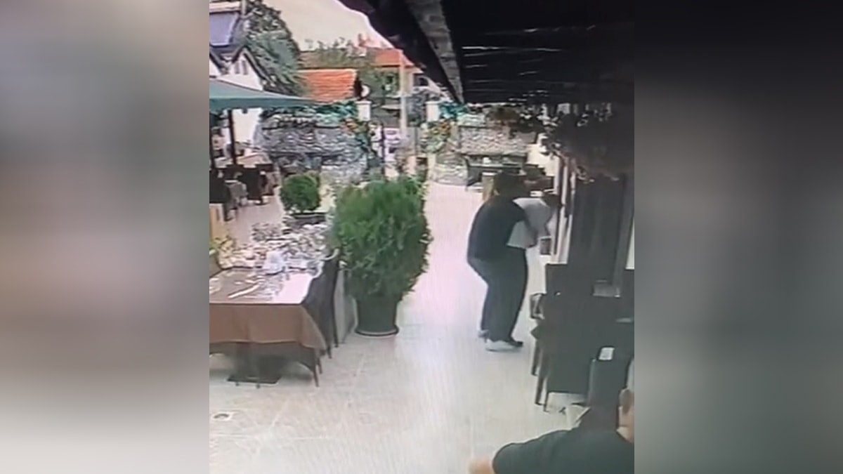 Soluk borusuna yemek kaçan müşteriyi Heimlich manevrası ile kurtardı