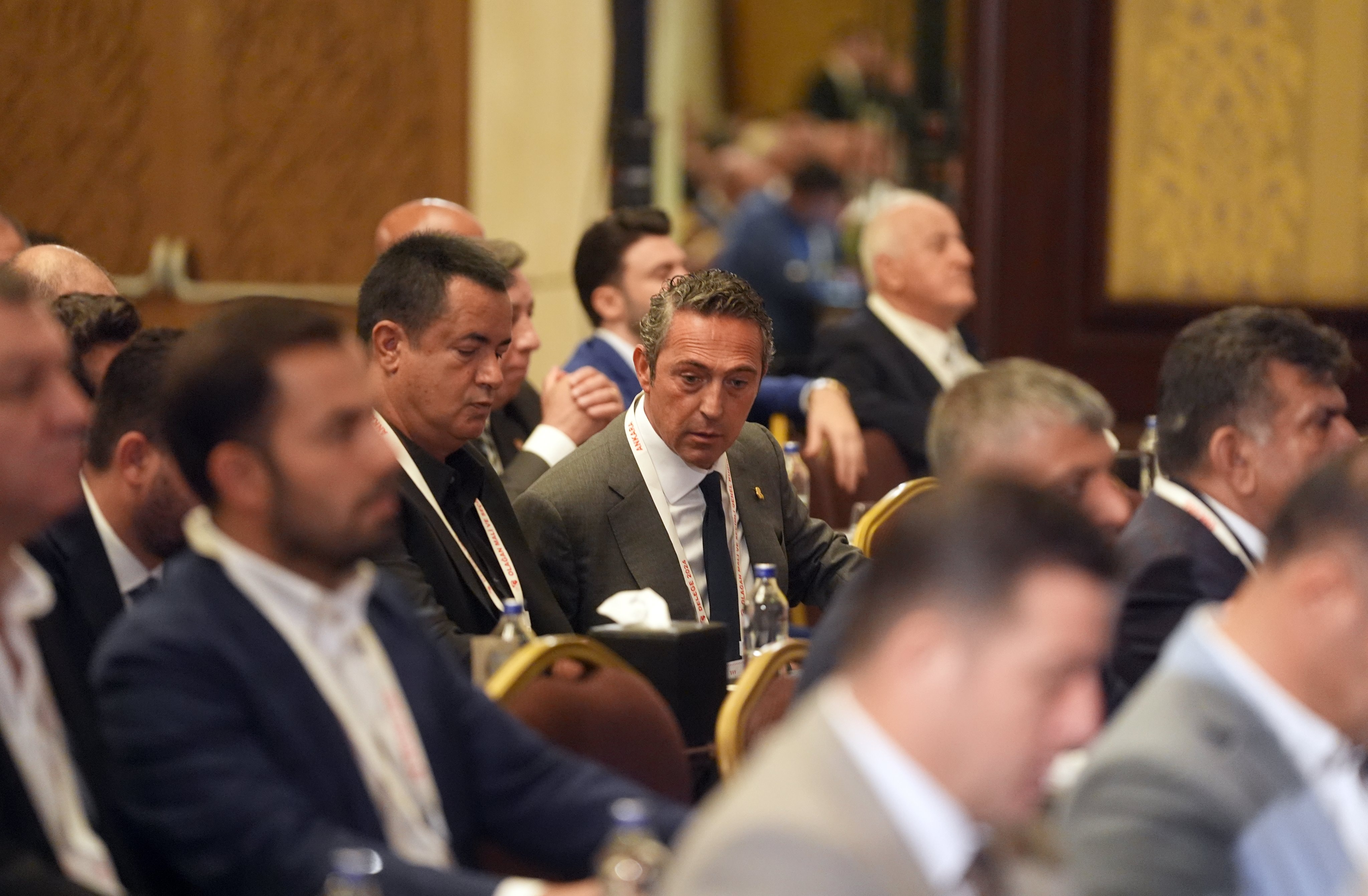 Ali Koç sandalyesini boş bıraktı! Mehmet Büyükekşi'nin yanına oturmadı...