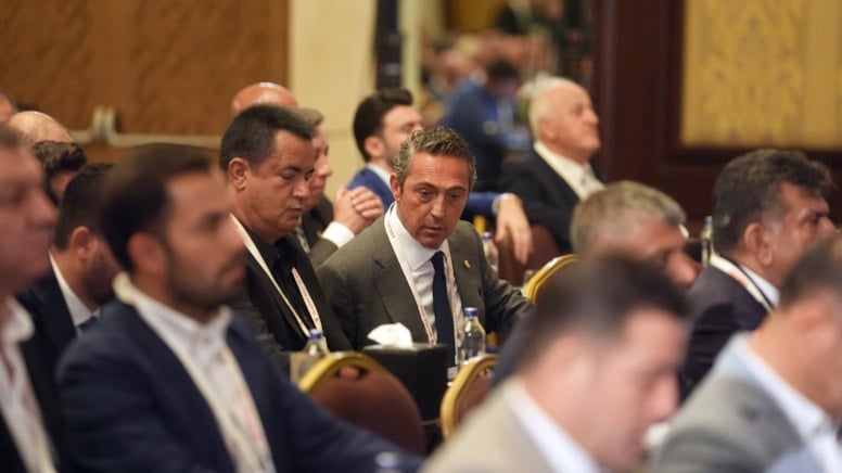 Ali Koç sandalyesini boş bıraktı! Mehmet Büyükekşi'nin yanına oturmadı...