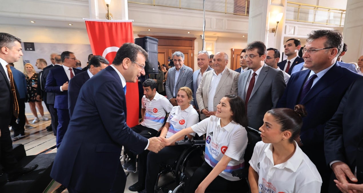 İmamoğlu, Türkiye'yi olimpiyatlarda temsil edecek sporcuları tanıttı