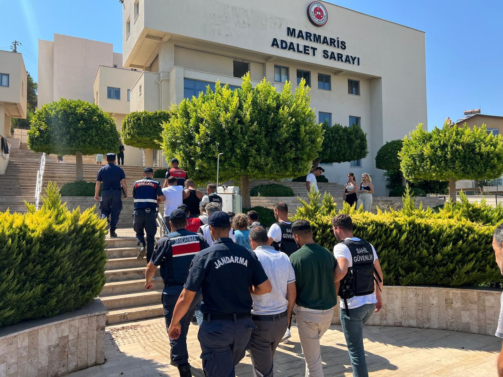 Göçmen kaçakçılığı şebekesine operasyon 12 tutuklama