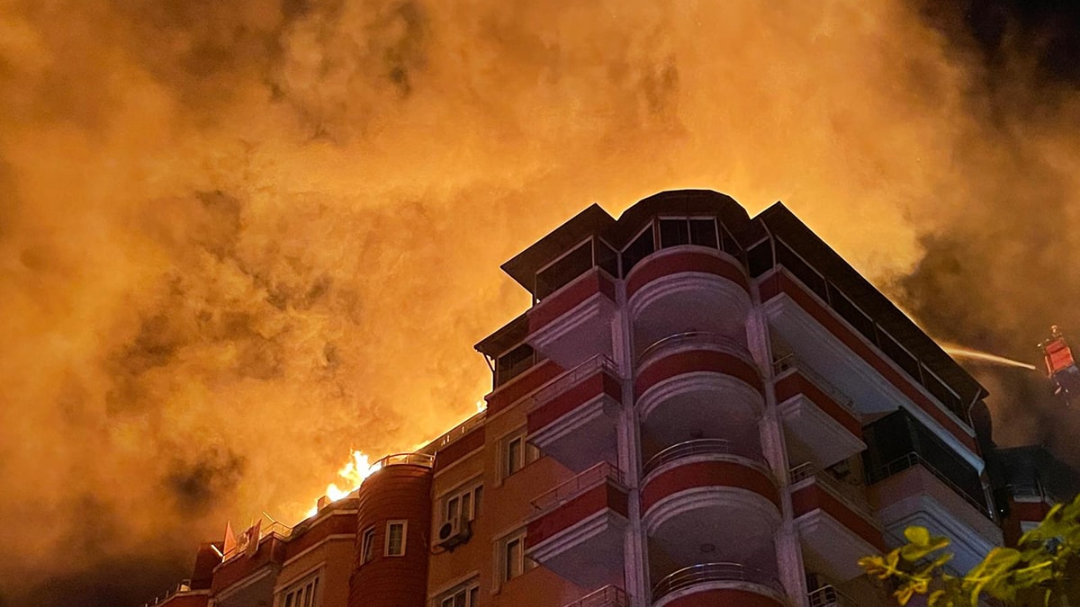 Yangın binayı sardı, geceyi alevler aydınlattı