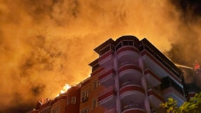 Yangın binayı sardı, geceyi alevler aydınlattı