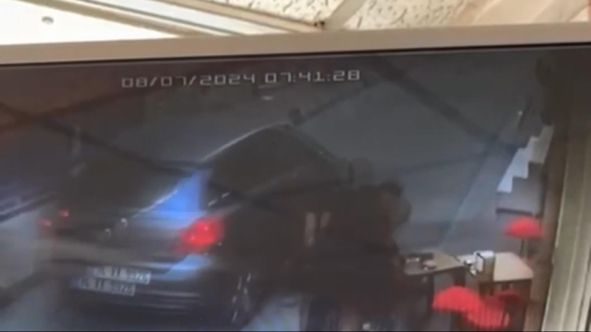 Feci kaza! Bir anda yere yığıldı: Kafasının üstünden araç geçti