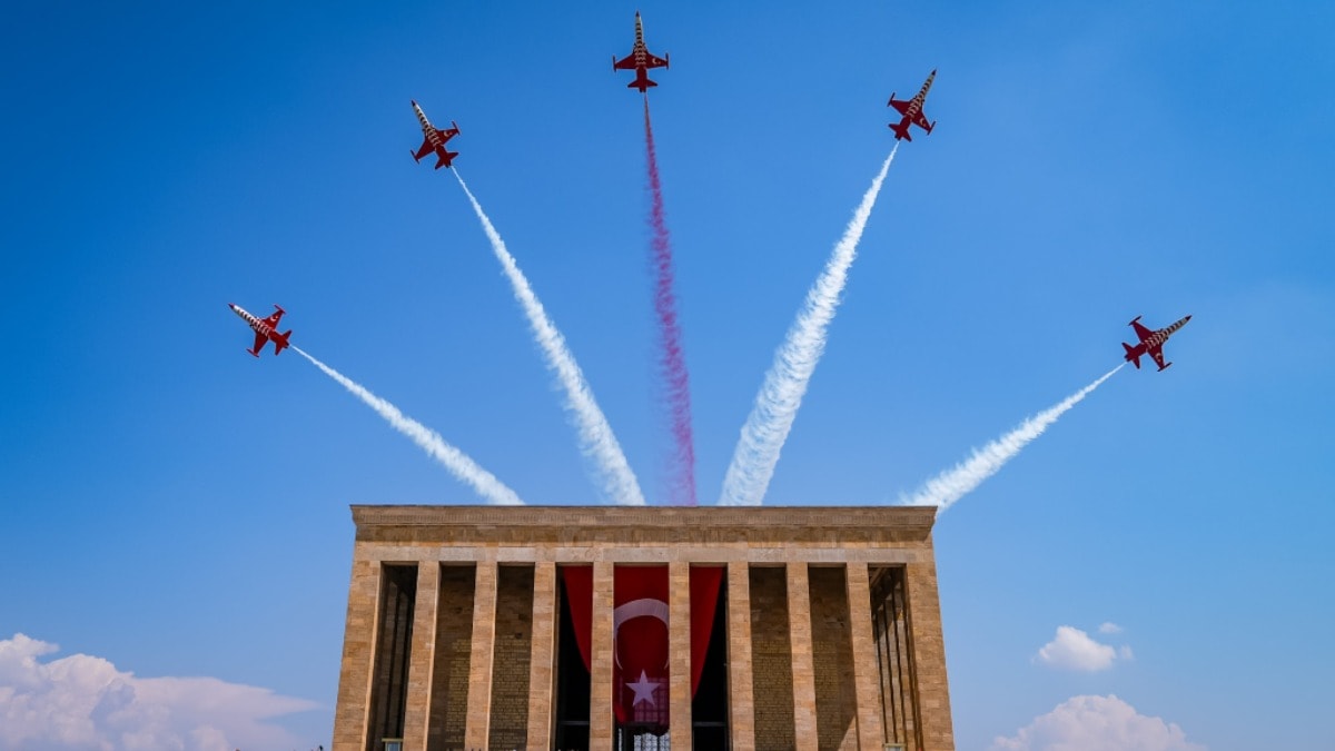 Türk Yıldızları'ndan 30 Ağustos'a özel uçuş