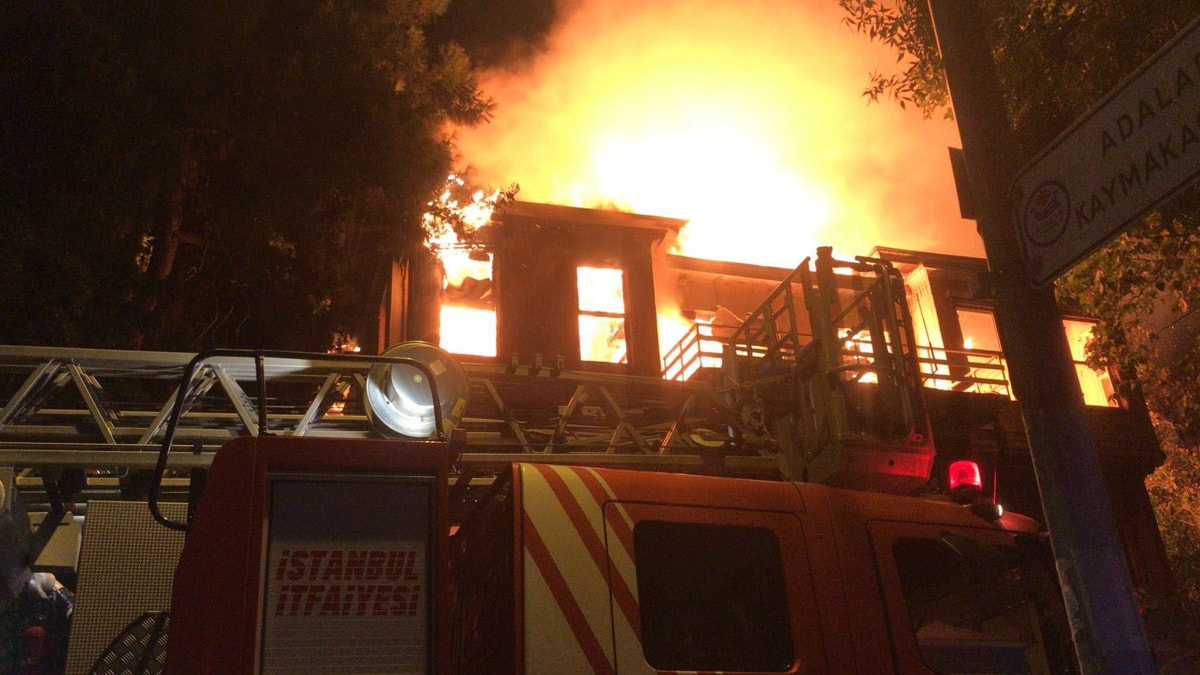 Büyükada&#x27;da yangın