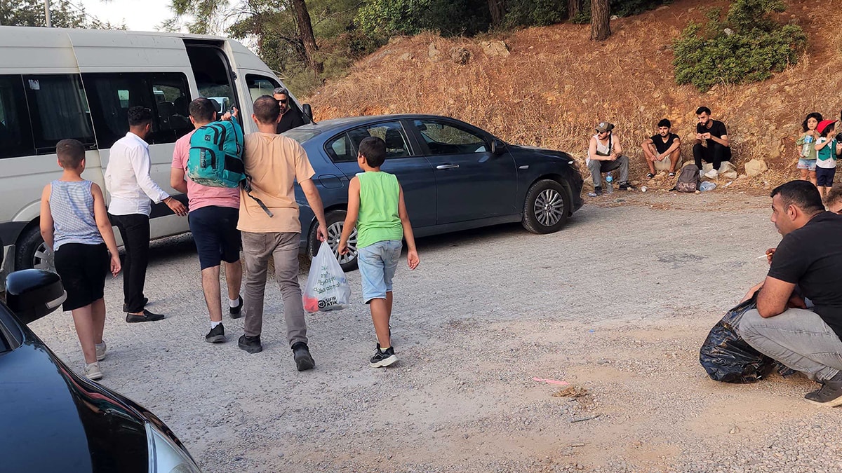 Göçmen kaçakçıları kaderlerine terk etti: Dört gün ormanda beklediler