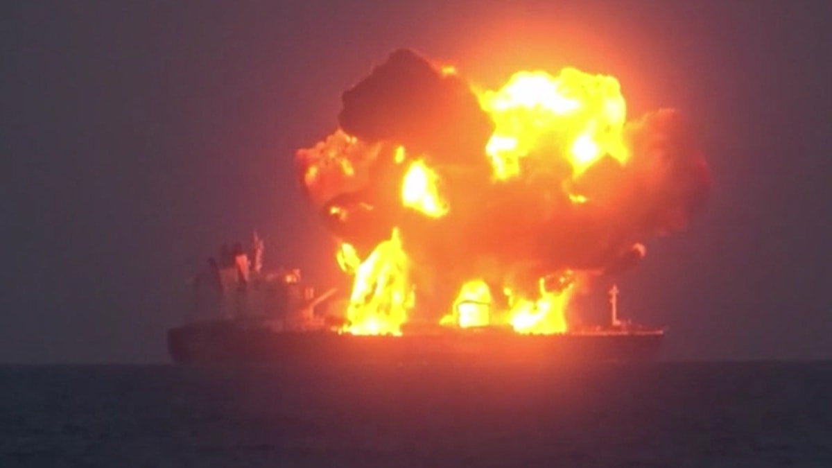 Petrol gemisi alev alev yanıyor