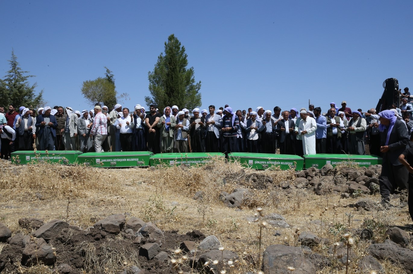 Kazada can veren 5 çocuk yan yana defnedildi