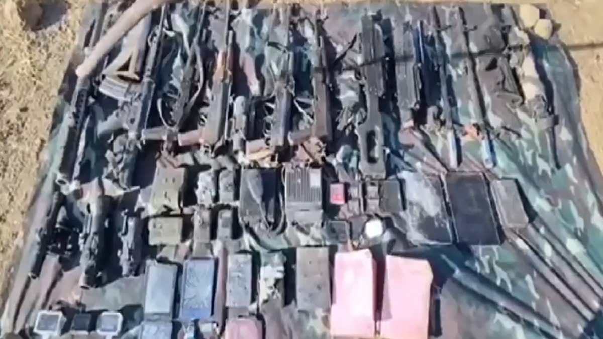 Teröristlere ait çok sayıda silah ve malzeme ele geçirildi