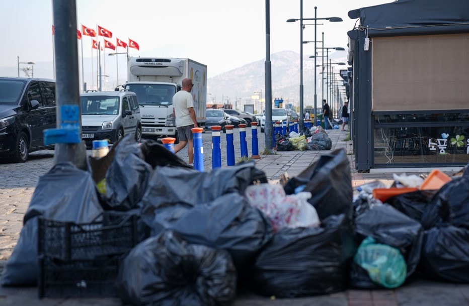Çalışanlar iş bıraktı, İzmir'de çöp dağları oluştu...