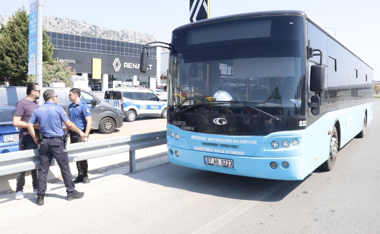 Otobüs şoförüyle kavga etti, anahtarı alıp kaçtı