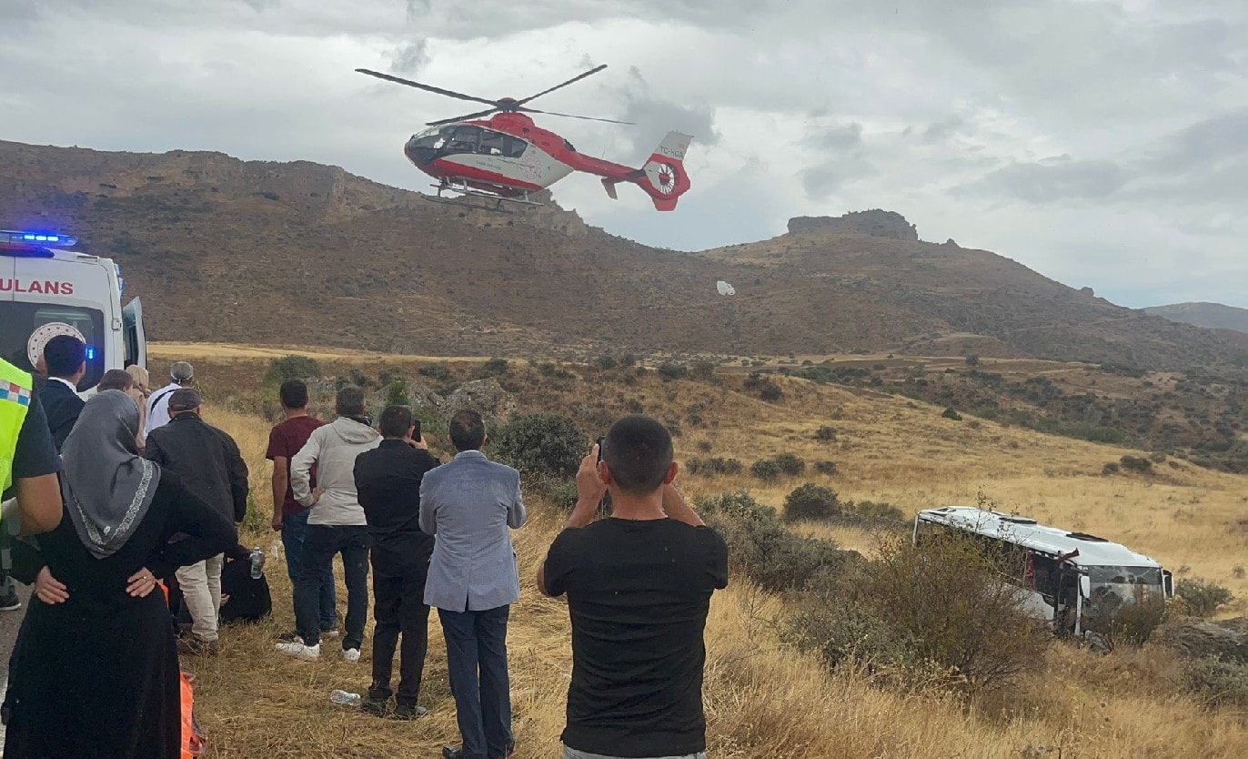 Düğüne giderken kaza geçirdiler: 27 yaralı...