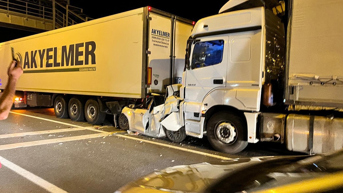 Otomobil, iki TIR’ın arasına sıkıştı