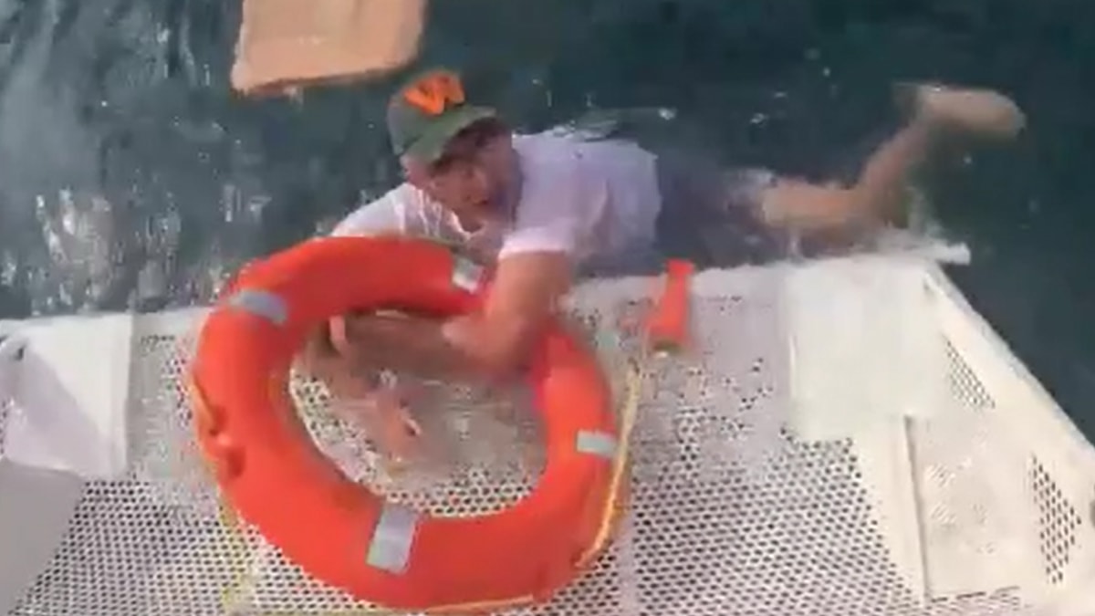 Sahil Güvenlik, teknesi batan balıkçıları kurtardı