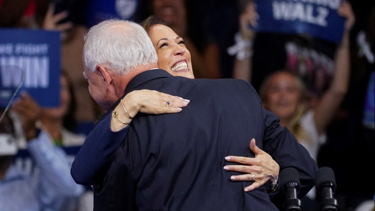 Kamala Harris yardımcı adayıyla ilk mitinginde şov yaptı