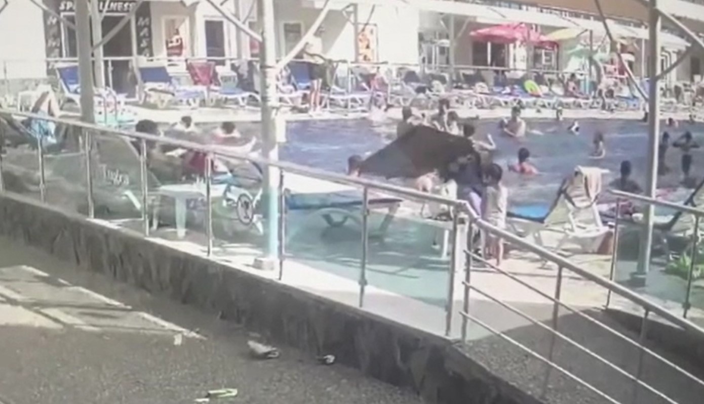 Havuz kenarında güneşlenirken 'baca kapağı' düştü... Durumu ağır