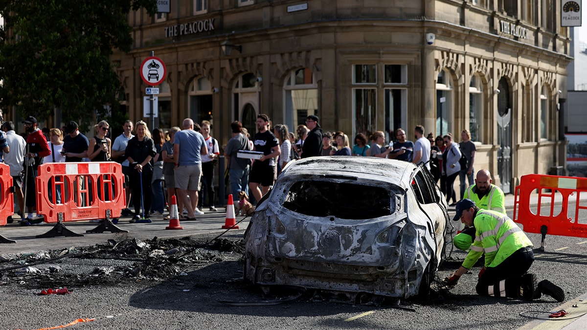 İngiltere'de eylemler... Sokaklar savaş alanına döndü