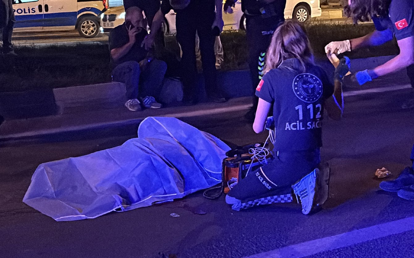 El ele düğünden dönen çift kazada can verdi