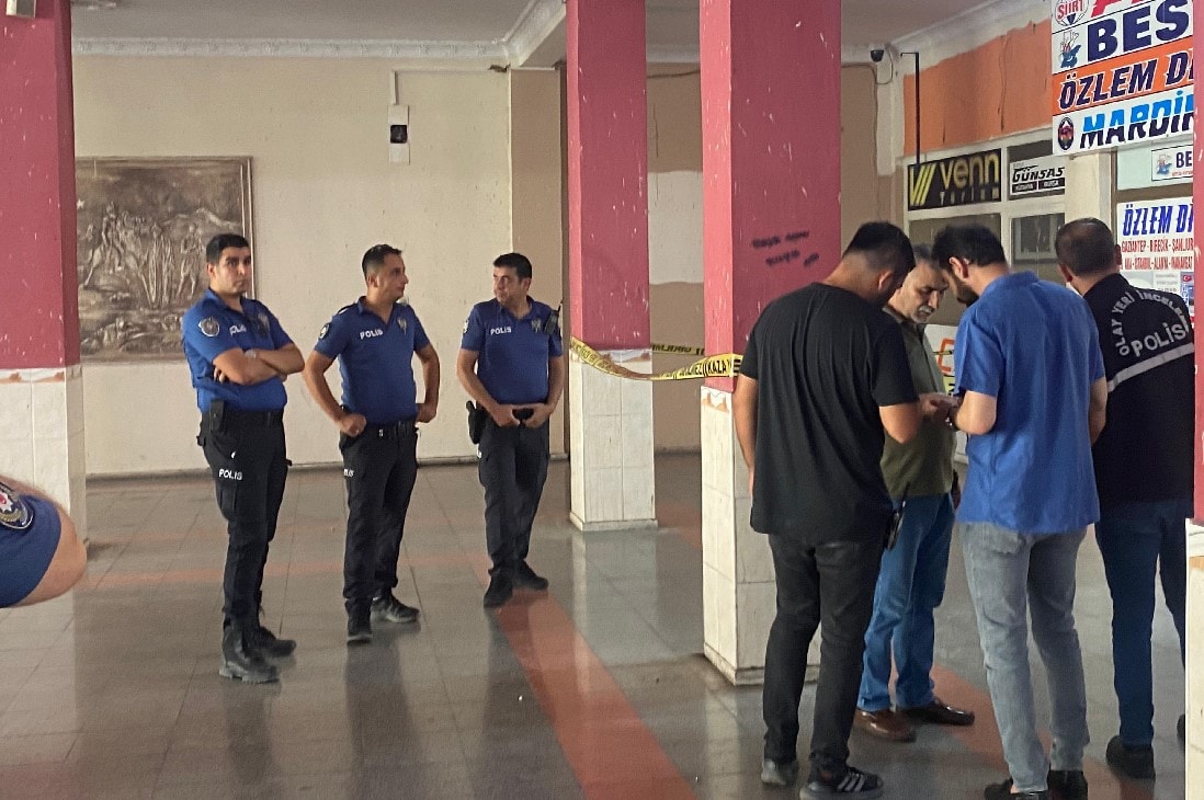 Otogarda yazıhaneye silahlı saldırı... 3 mermiyle can verdi