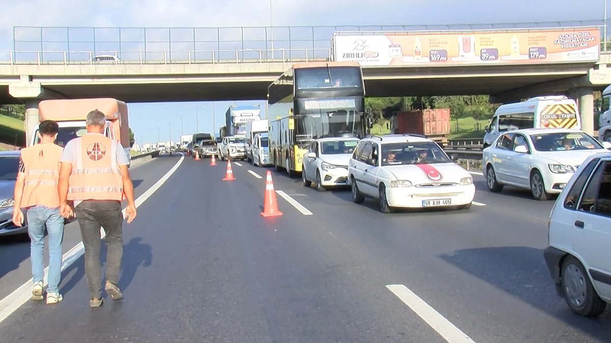 TEM'de feci kaza... Trafik kilitlendi