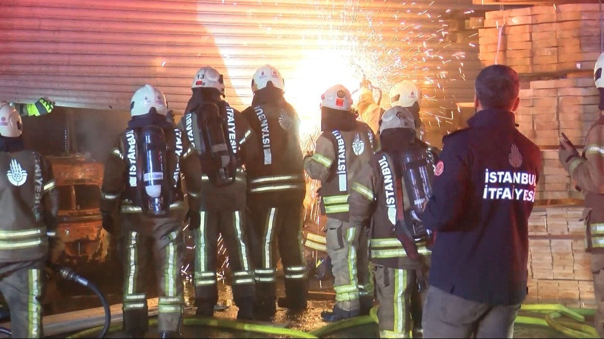 Başakşehir'de mobilya atölyesinde yangın paniği
