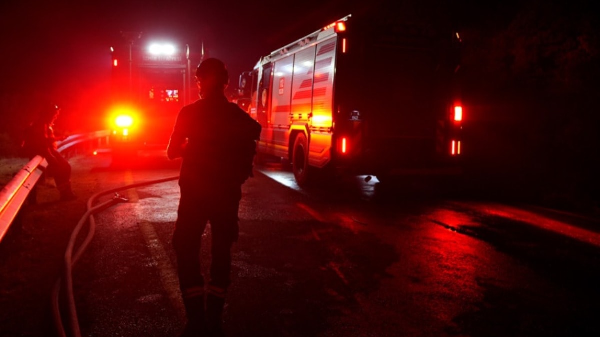 İzmir yangınlarına sevinen alçaktır