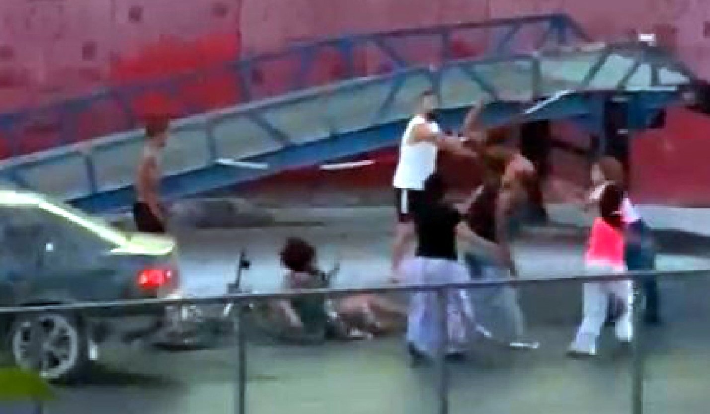 Avcılar'da kadına şiddet: Yumruk ve sopa darbeleriyle dövdü, tepki gösterenlere saldırdı