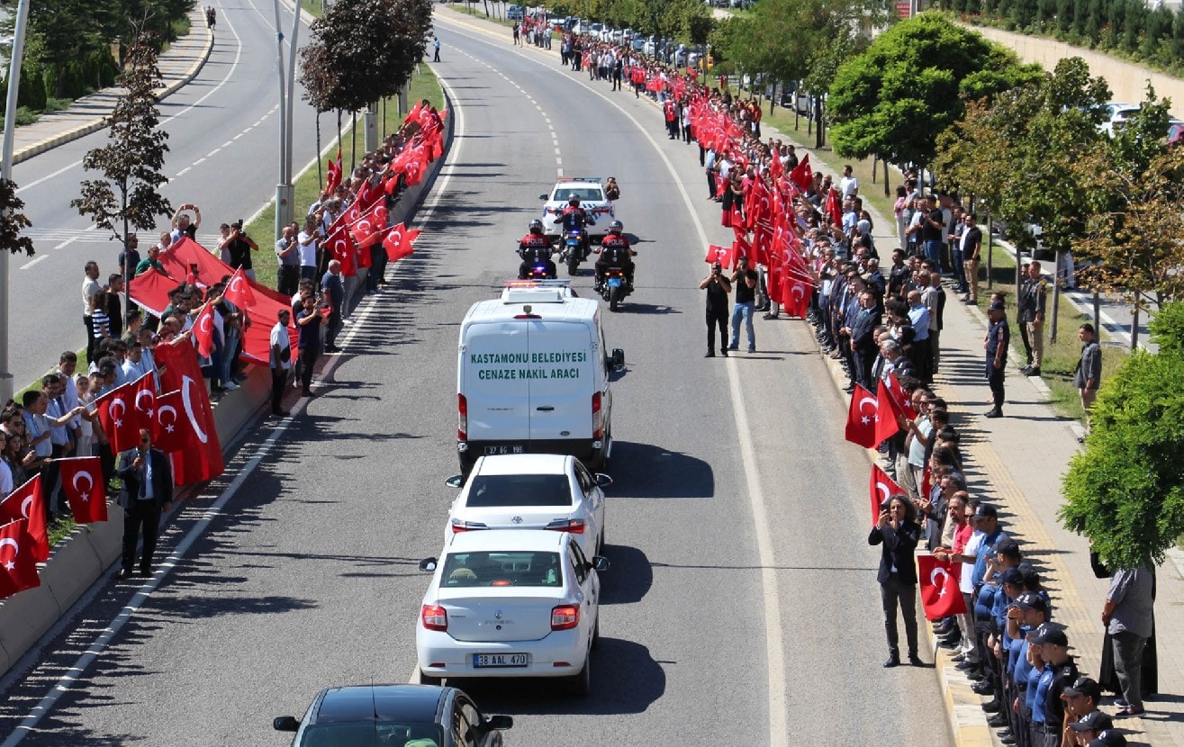 Kastamonu'da şehit polise veda... Yaralı arkadaşı da katıldı