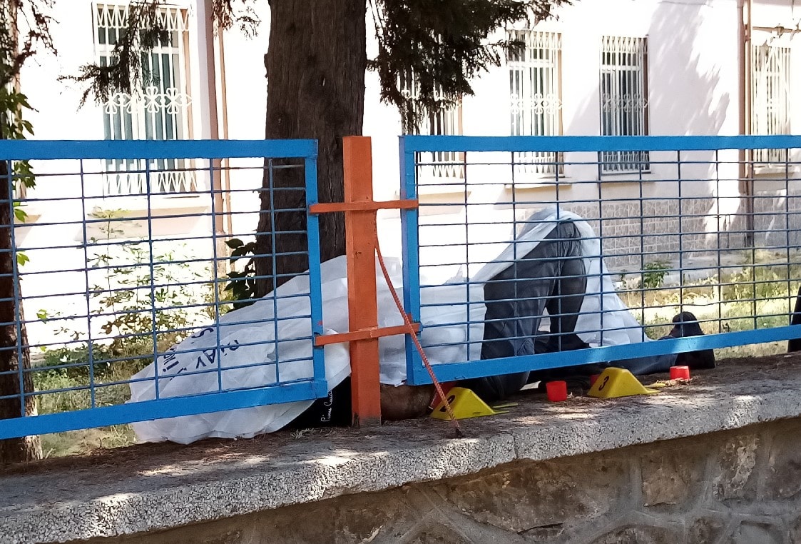 Elinde çakmak gazıyla okul bahçesinde ölü bulundu