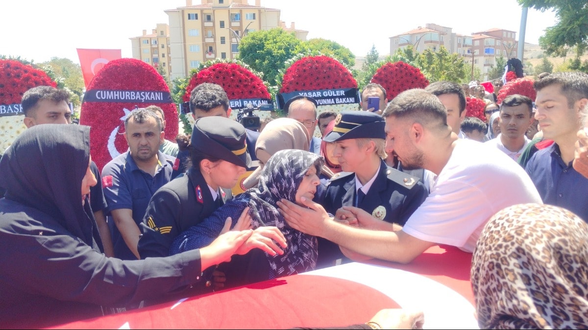 Şehit Astsubay Çavuş, son yolculuğuna uğurlandı