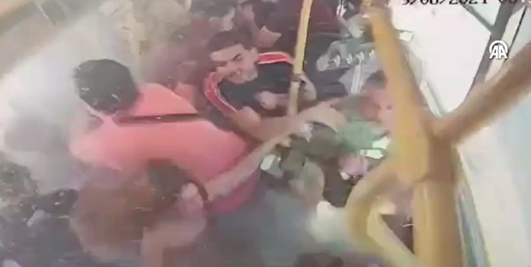 Metrobüs kazasında çarpışma anı iç kamerada: Korku dolu anlar saniye saniye görüntülendi