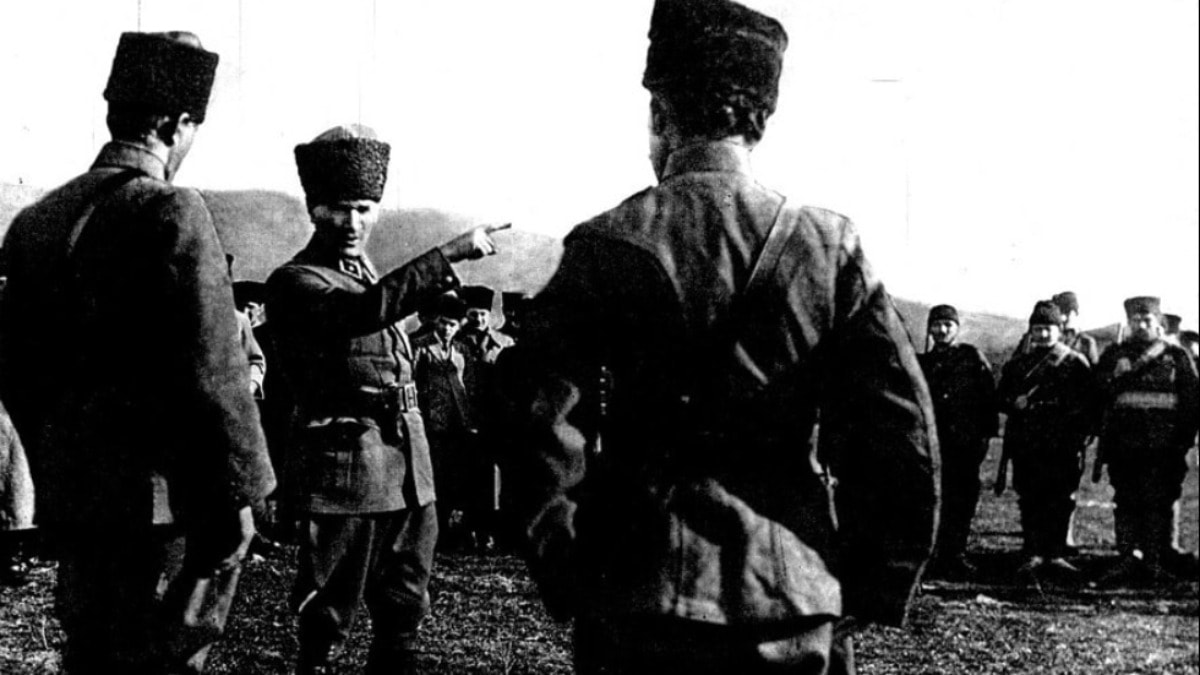 102 yıldır hiç eksilmeyen gururla zaferi kutluyoruz