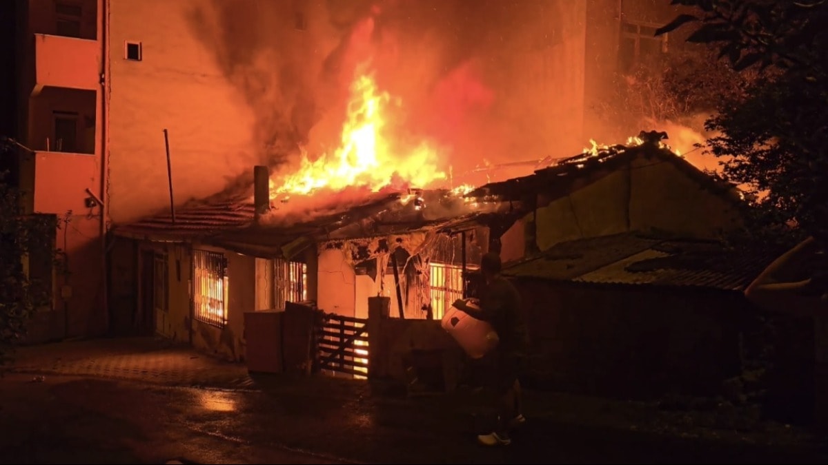 İstanbul'da yangın: Gecekondu alev aldı