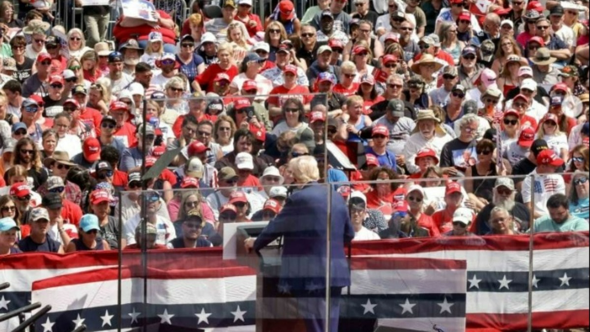 Suikast sonrası ilk miting: Trump kurşun geçirmez cam kabinden seslendi