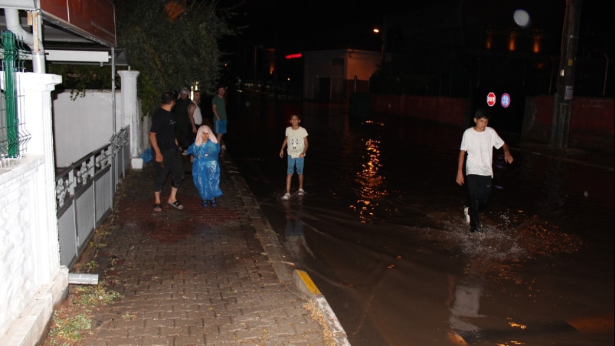 Aksaray'da sağanak: Ev ve iş yerlerini su bastı
