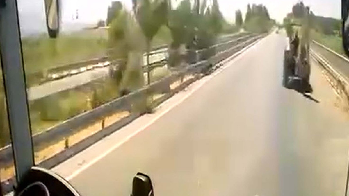 Feci kaza kamerada: İş makinesine böyle çarptı